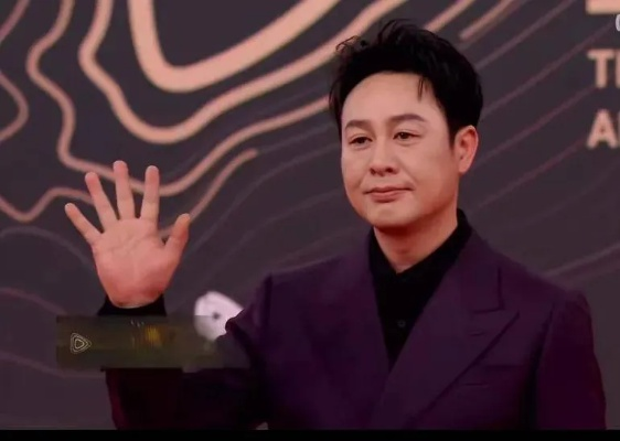 风波渐平，张颂文闪耀红毯展风采