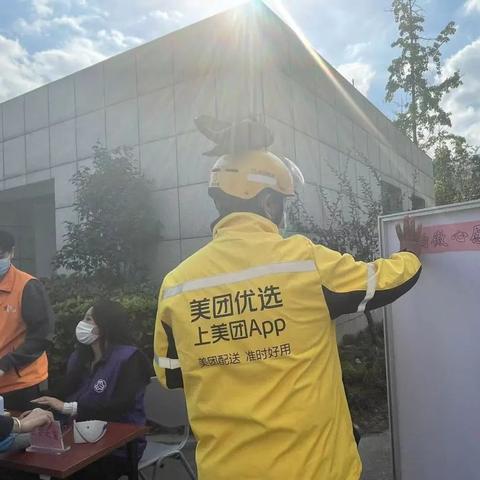 上海浦东机场箱子垫垫员成网红