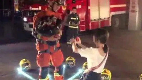消防员求婚遇出警紧急撤离，浪漫瞬间变紧张时刻