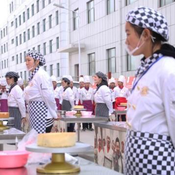 西点蛋糕烘焙培训学校，引领甜蜜梦想起航