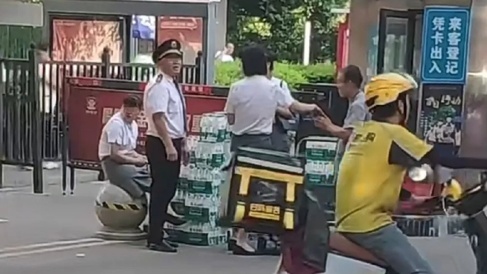 物业回应外卖员入小区须购水规定引发讨论，谁是这场讨论的赢家？