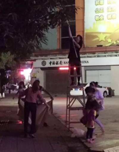中山街头直升机被多人推行引思考
