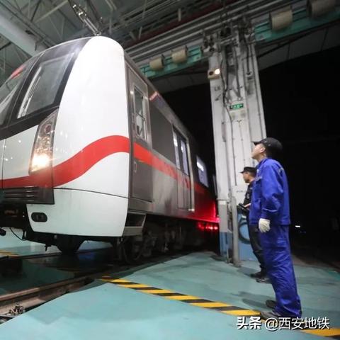 小孩手持奖状坐地铁，光荣一路展示成长记忆