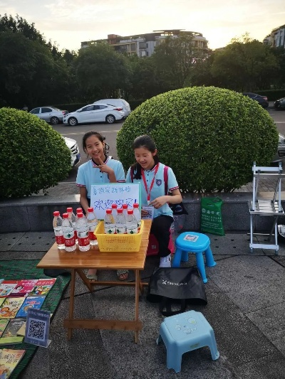 五年级小学生的摆摊创收小本领，奶茶饮的销售与行业引领小手工劲儿月工资跃破40K计。