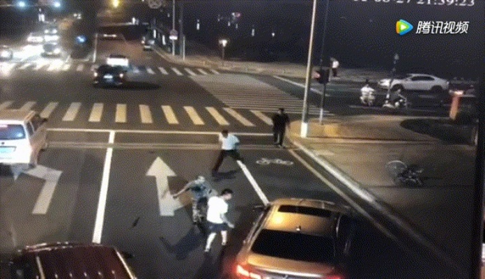 男子撞死受害人与孩子，背景竟是未受罚的砍人行为