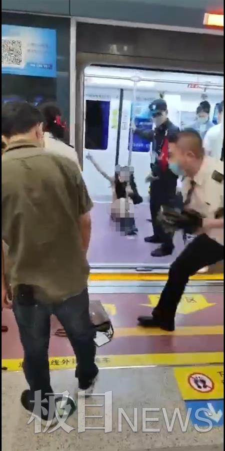 警方介入调查，上海男子深夜强拽女子的案件简报