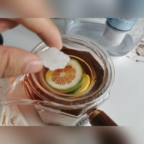 大学生宿舍排队领冰块解暑无空调之苦