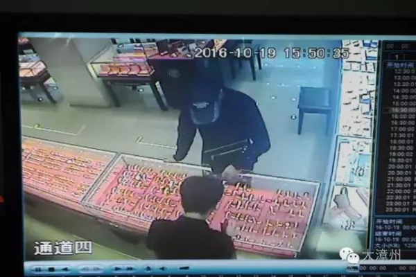男子伙同金店老板偷窃女友5万元金饰