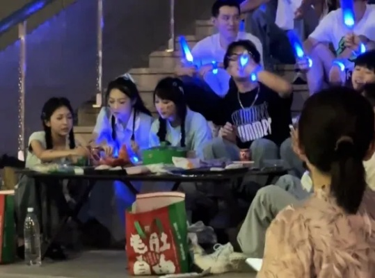 女子火锅与演唱会相伴时光，现场盛况一览无余