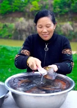 92 岁外婆与 83 岁奶奶的岁月共融，摸河蚌时光