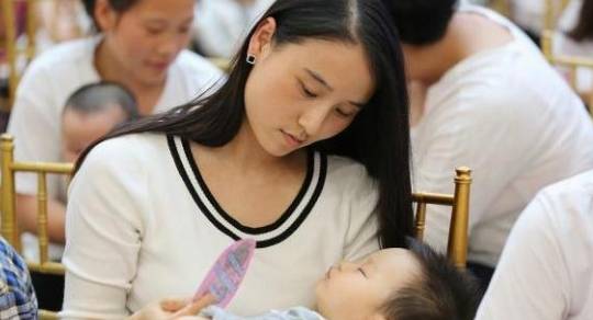 女子与儿子进女浴室引争议，规则与情理的碰撞