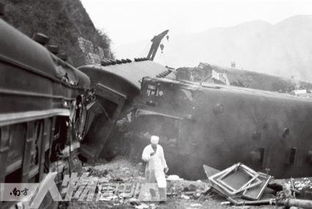 高速铁件飞入对向车道导致副驾驶被砸伤事件爆料
