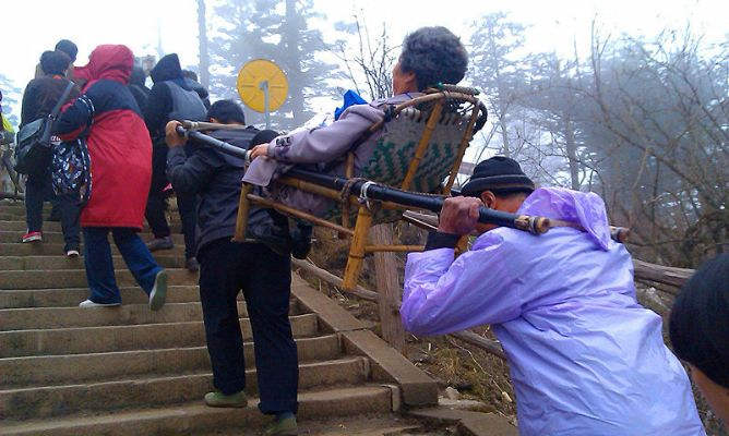 263斤男子斥资两万雇佣轿夫徒步登峨眉山纪实
