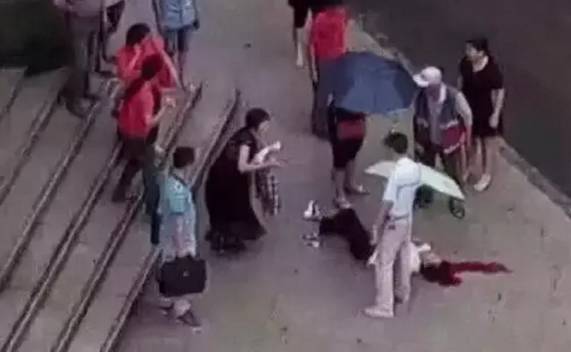 低头族下楼玩手机踩空摔伤引关注