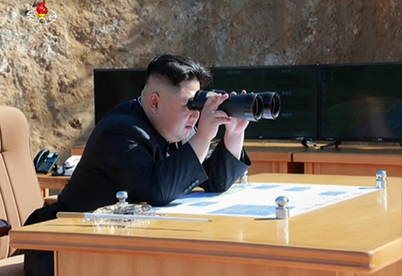 金正恩携女儿现场见证导弹试射壮观场面