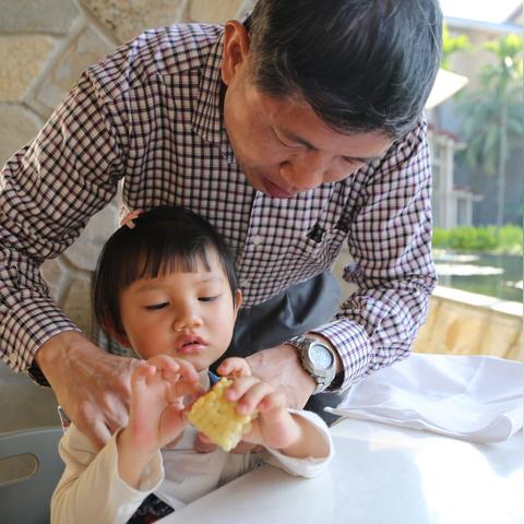 妈妈为孩子打造心形泳池的温馨瞬间
