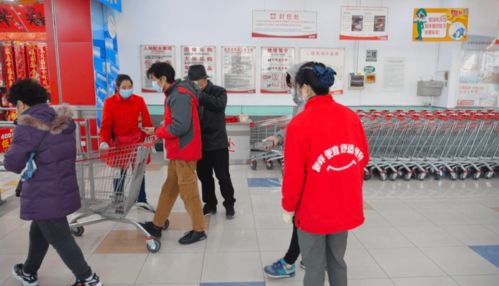 上海浦东超市延长营业引发市民排队采购热潮