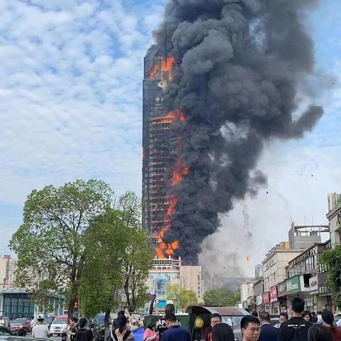 长沙大楼火光冲天现场报道