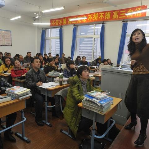 小学老师转教高中，教育局的回应与转变
