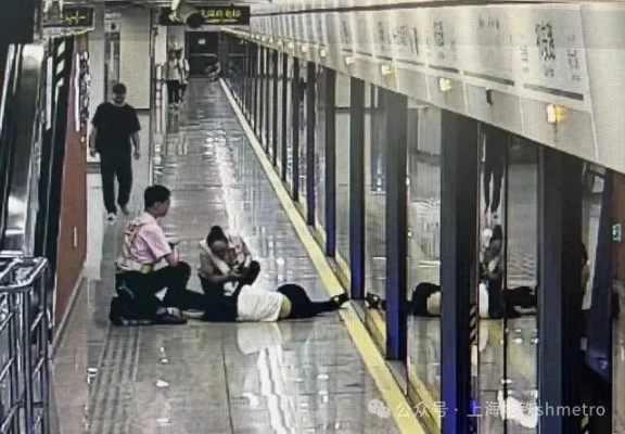 上海女子地铁躺睡十站，补觉新姿势？