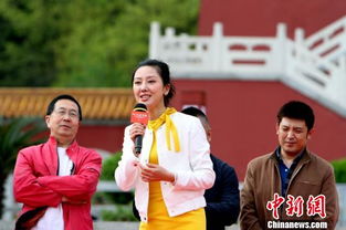 倪夏莲告别父老乡亲泪洒告别现场