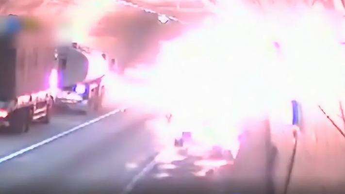 湖南隧道惊险瞬间，小车如炮弹般撞击导致水管爆裂