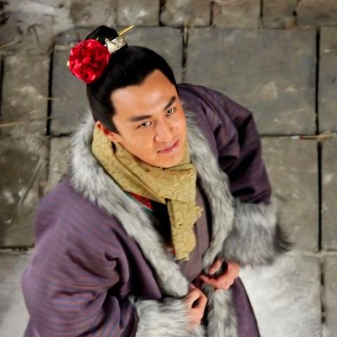 开封王婆说媒现场火热，墙头拥挤见证媒人说合力量
