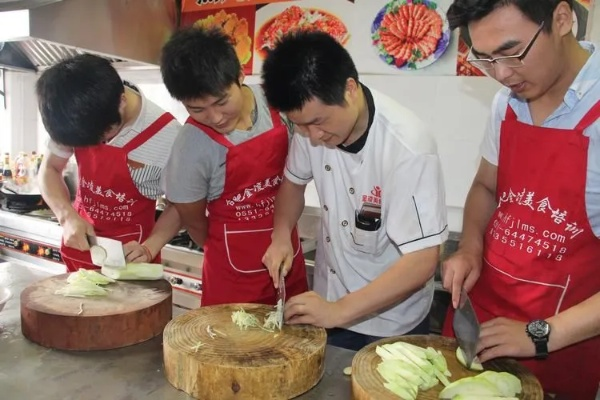 走进小吃特色培训学校，传承美食技艺，踏上创业征程