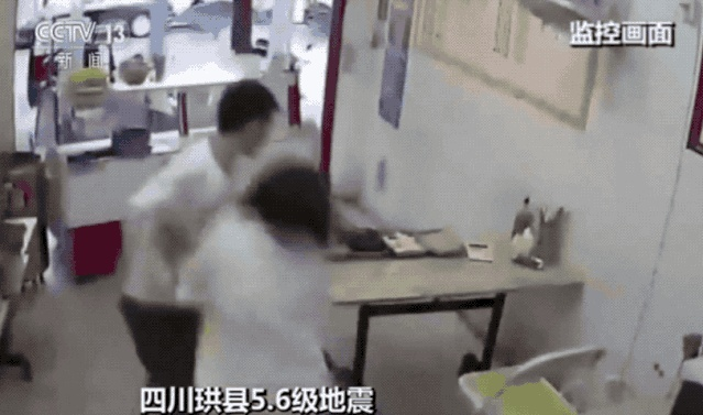 德州地震紧急撤离，男子瞬间护妻逃离
