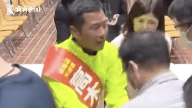 日本市长候选人遭暴力袭击，锁喉扑倒事件震惊社会