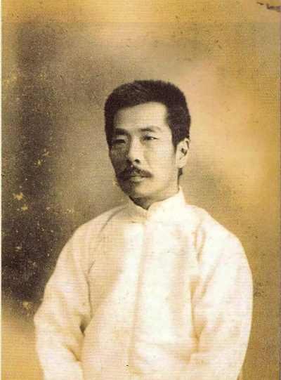 鲁迅抽烟墙画引发争议，担忧误导青少年
