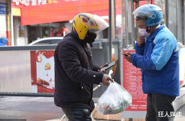 年轻人群盛行送外卖谋生，每月可入三余千金。
