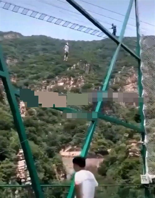 景区突发惊魂高空坠落，水面上显现危险后的血痕血迹