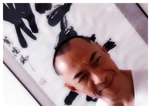 港星转行做搬运工养四子，年龄不惧，生活更努力