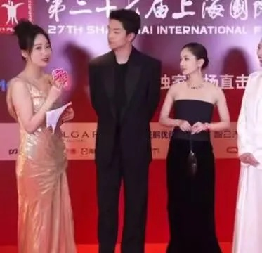 屈楚萧王子文深情对视，王皓成电灯泡现场见证