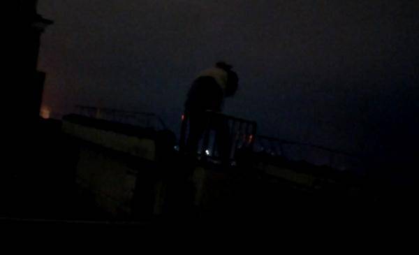 坠楼女生哥哥回应父亲冒死相接，爱与痛的交织