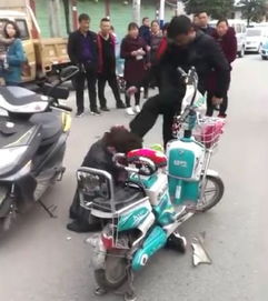 男子街头骑电动车展示，巨型鱼束绑后座重达60斤
