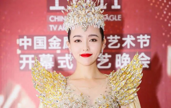 唐嫣金鹰节造型封神！黑金长裙穿出极致优雅，女王气场slay全场