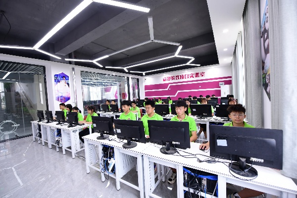 走进电脑设计学校，魅力无限，机遇丛生
