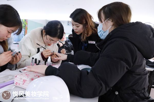 走进广州鑫炎美甲培训学校，领略指尖艺术的璀璨魅力
