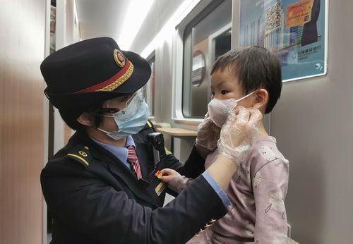 退伍妈妈回归，小女孩机场深情迎接感人瞬间
