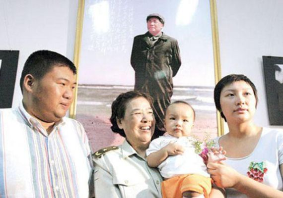 毛新宇一家现身九三阅兵