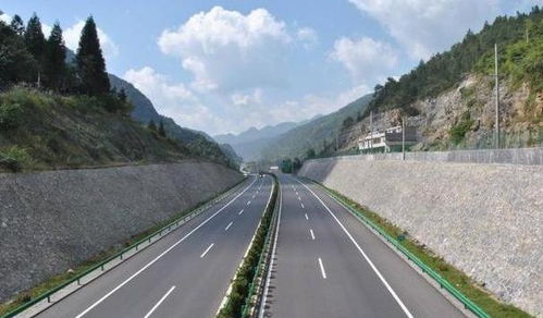 广东汕头雨后公路泡沫泛滥现象曝光