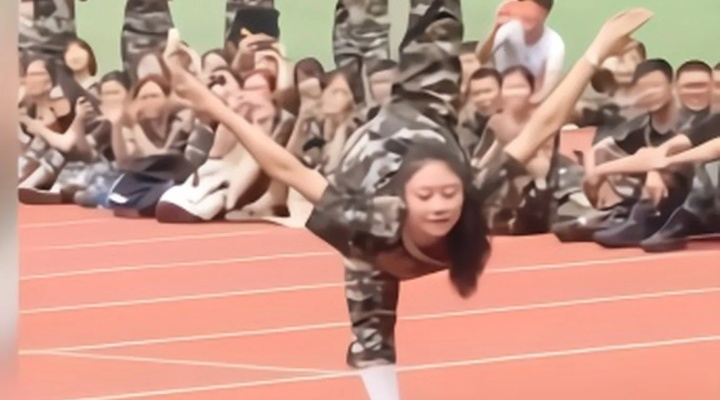 女生军训舞韵展风华，惊艳全场演绎中国风采