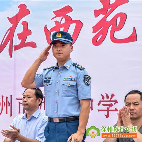 新生军训汇演雨中开幕，学校领导全员出席