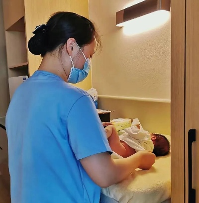 月嫂不当哺乳导致新生儿窒息，月子中心回应事件关注聚焦