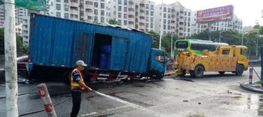 台湾卡车撞桥引发瞬间爆燃事故