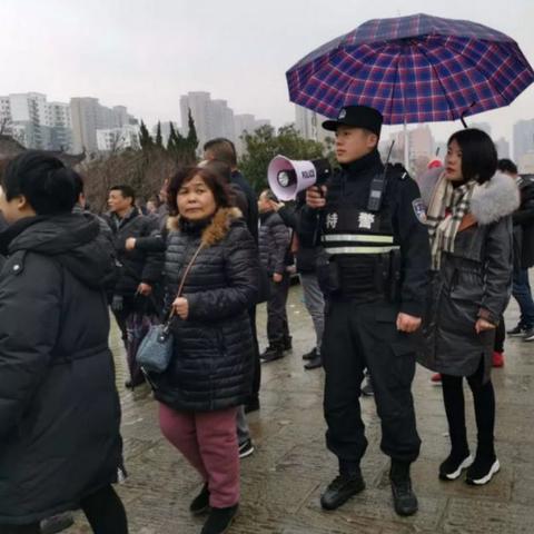 游客为雨中执勤武警撑伞的感人瞬间