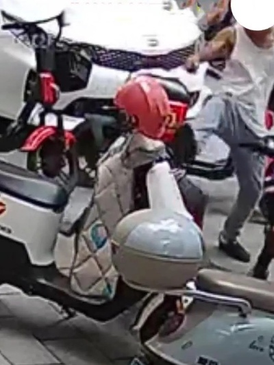 女子故意踹倒路边多辆电动自行车，行为恶劣引热议