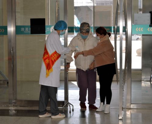 医院门前老者打工场景引发关注，他们身穿着病号服